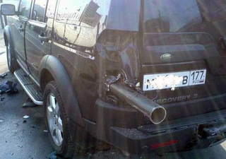 Illustration for article titled Russian Driver Thinks He's Tony Hawk, Impales Land Rover On Pole